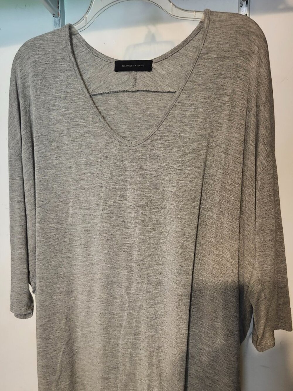 Alexander + David Women's Gray V-Neck 3/4 Sleeve Stretch Top Size L/XL